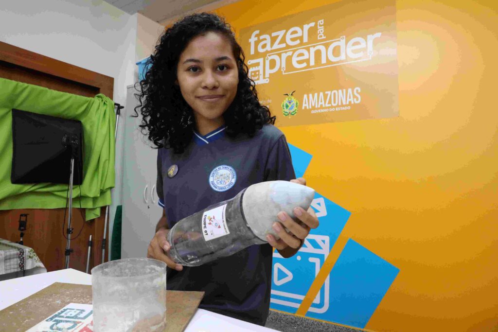 Educacao_Aluna-Alessandra-Carvalho_Foto_Euzivaldo-Queiroz-1024x683-1 Escolas do Amazonas se preparam para a 18ª Mostra Brasileira de Foguetes