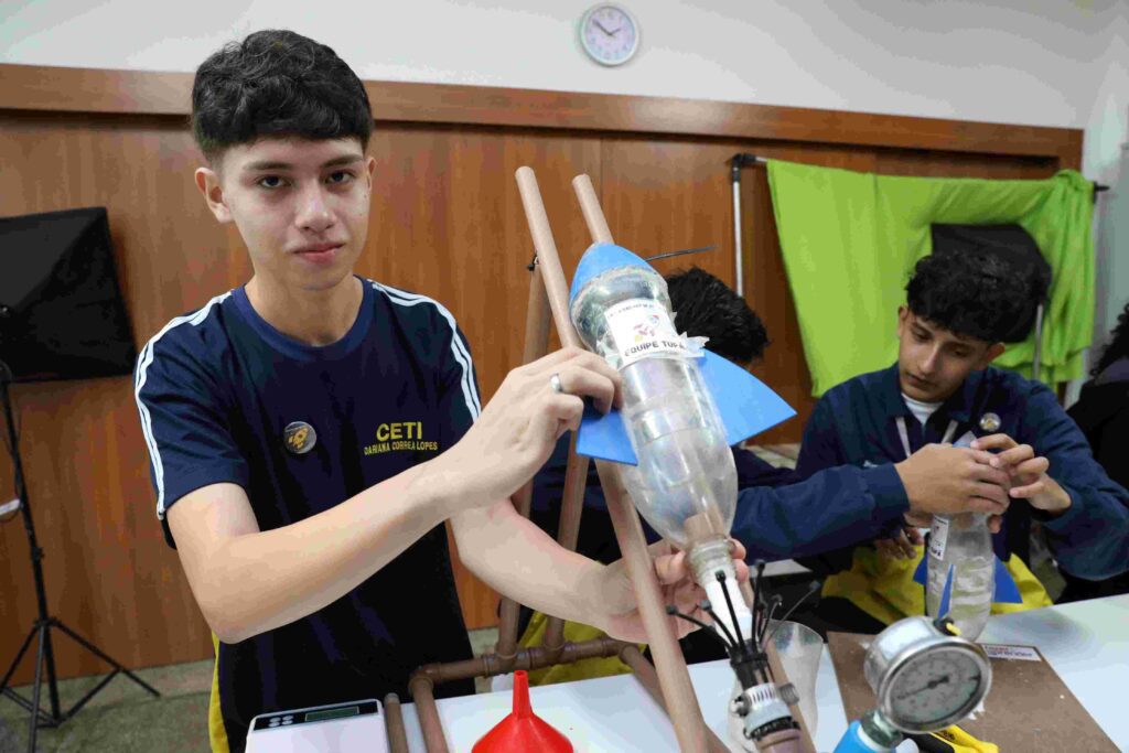 Educacao_Aluno-Daniel-Marques_Foto_Euzivaldo-Queiroz-1024x683-1 Escolas do Amazonas se preparam para a 18ª Mostra Brasileira de Foguetes