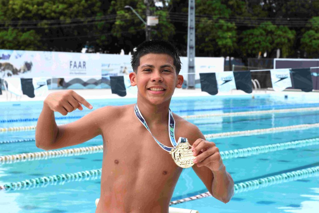 Educacao_aluno-atleta-Efraim-Farias_Foto_Euzivaldo-Queiroz-1024x683-1 Natação proporciona histórias de superação no segundo dia de provas no JEAs