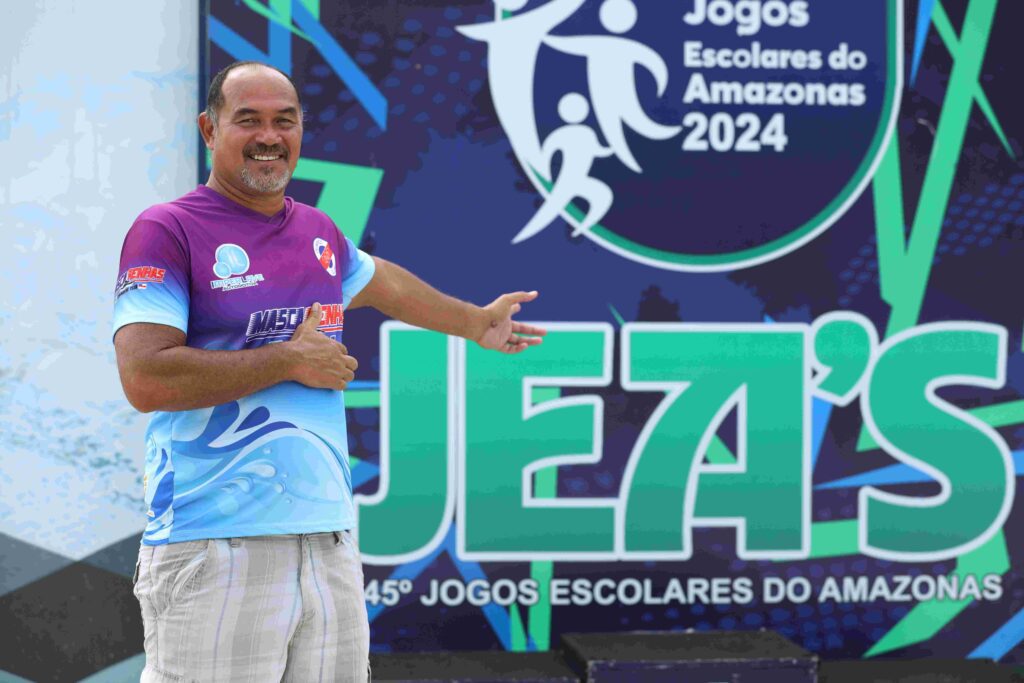 Educacao_treinador-e-ex-atleta-Jefferson-Mascarenhas_foto_Euzivaldo-Queiroz-1024x683-1 Natação proporciona histórias de superação no segundo dia de provas no JEAs