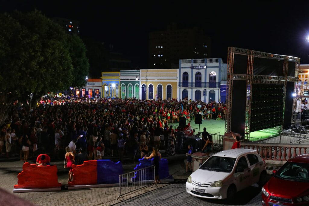 SECOM-GALERAS-NO-LARGO-SAO-SEBASTIAO5-1-1024x683-1 Galeras do Caprichoso e do Garantido reúnem-se no Largo São Sebastião para assistir a última noite do Festival