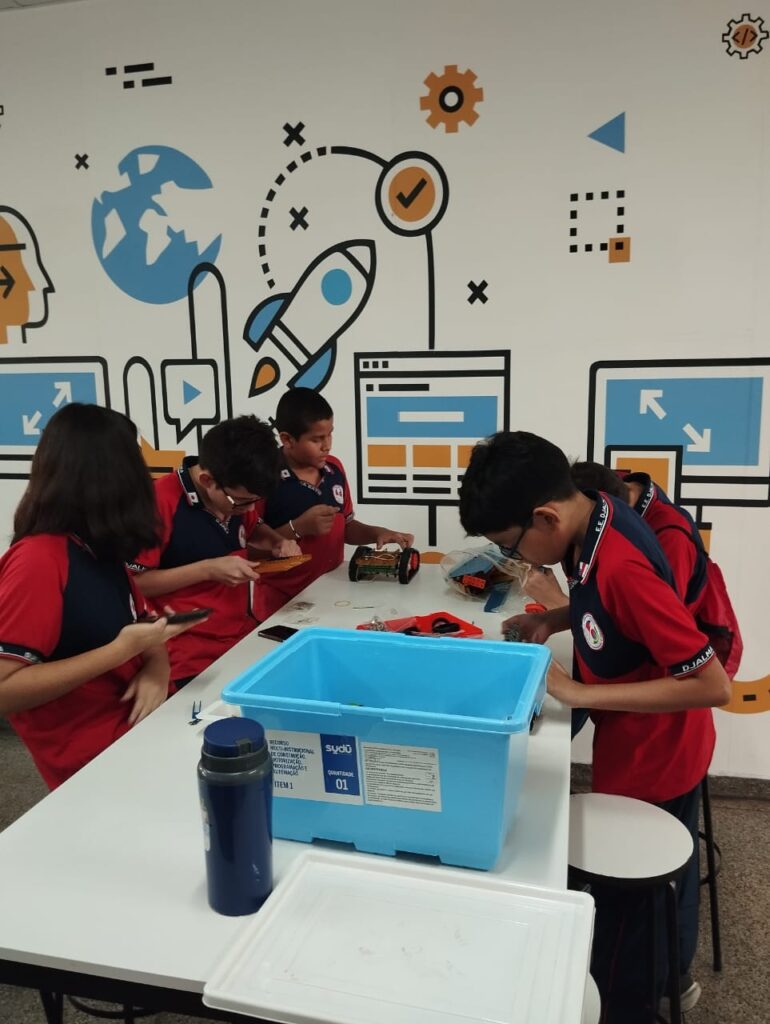 Educacao_Alunos_EETI_Djalma_Batista_Manaus-770x1024-1 Com projetos sustentáveis, 13 escolas da rede estadual chegam à semifinal do Prêmio Liga Steam 2024