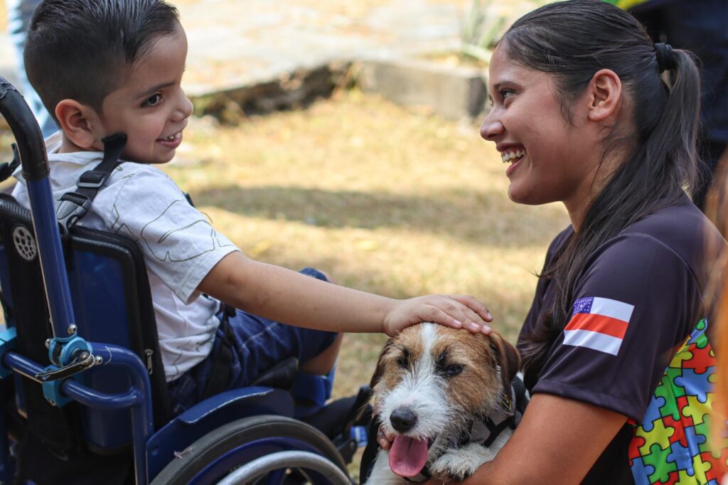 WhatsApp-Image-2024-09-12-at-15.49.28-1024x682-1 Crianças com deficiência têm manhã de lazer com cães de terapia da Polícia Militar do Amazonas