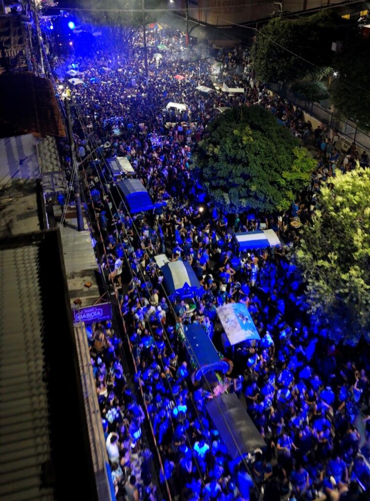 WhatsApp-Image-2026-06-21-at-15.48.52-757x1024 Mais de 60 mil pessoas transformam Parintins em um mar azul e branco no Boi de Rua do Caprichoso